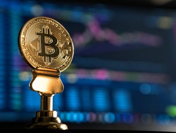 BTC surges > 200-dma toward resistance at 9K – Daily RSI overbought