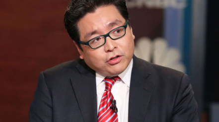 Investors should watch the Nasdaq 100 and Chinese stock markets to know if the Fed will pull off a soft landing for the economy, says Fundstrat's Tom Lee